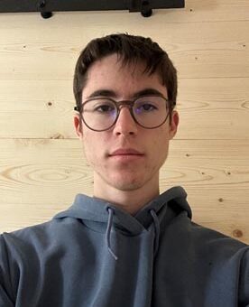 « Je m’appelle Jules Di Salvo, j’habite à Vinon sur Verdon et je suis étudiant en première année à Sciences Po Aix. J’aime l’histoire, les échecs et la course à pied. Le CCJ est une occasion pour moi d’en apprendre davantage sur le fonctionnement des collectivités territoriales, et d’approfondir la théorie vue en cours. »