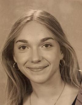 « Je m'appelle Zélie Garcin, j'ai 17 ans et j'habite à Valensole. Je suis actuellement en terminale au lycée. J'ai décidé de participer au CCJ pour pouvoir m'investir en tant que citoyenne mais aussi parce que j'avais envie de m'engager au sein de l'agglomération. J'étais également intéressée par le fonctionnement de l'agglomération DLVAgglo et j'avais envie de comprendre son rôle et ses actions. Cela me permettrait également de travailler en groupe et d'améliorer des compétences de prise de parole et d'éloquence. Quotidiennement, j'aime me cultiver, écouter de la musique et me balader. »